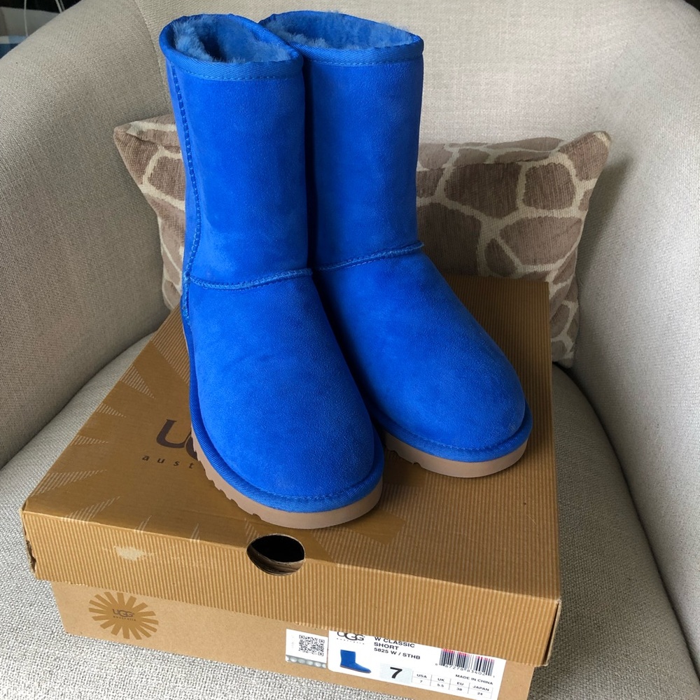 UGG Women’s Classic Short in blue New in box